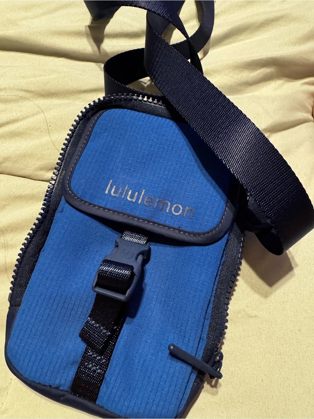 lululemon cobalt blue belt bag with navy strap